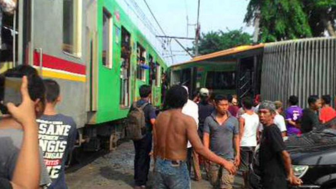 Bus Transjakarta ditabrak di kawasan Kedoya, Jakarta Barat.