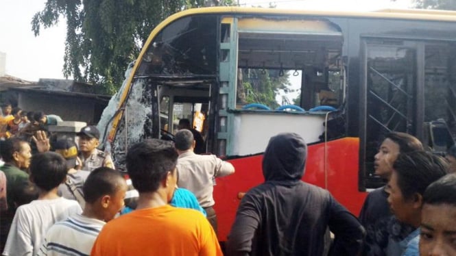 Bus TransJakarta tabrakan dengan KRL di Kedoya.