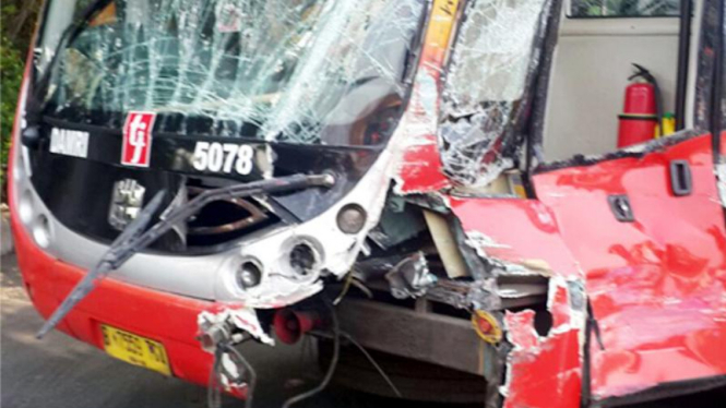 Bus TransJakarta yang menabrak kereta di Kedoya.