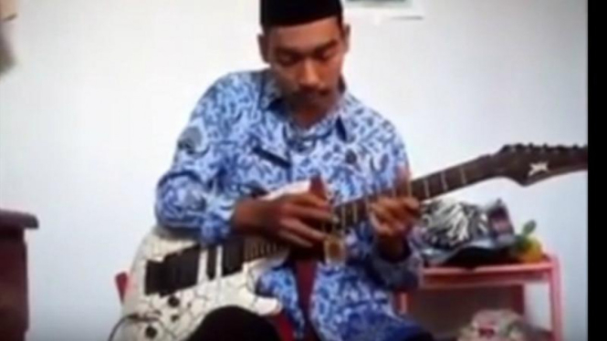  Guru rocker bermain gitar di laman youtube