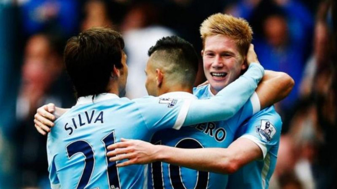 Pemain Manchester City, David Silva memeluk Kevin De Bruyne dan Aguero.