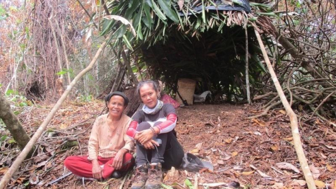 Warga suku rejang saat beristirahat di ladang mereka