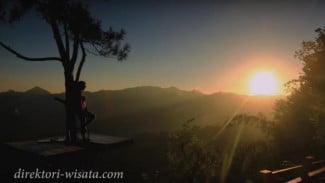 Menikmati Senja dari Menara Pandang Kalibiru, Jogja