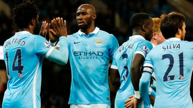 Para pemain Manchester City merayakan gol