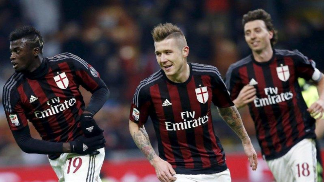 Para pemain AC Milan merayakan gol