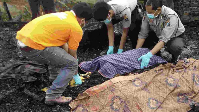 Petugas mengevakuasi jenazah korban kebakaran di Sumater Utara. 