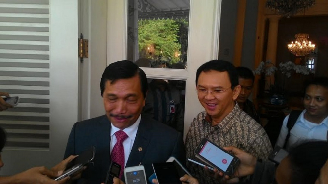 Gubernur DKI Jakarta, Basuki Tjahaja Purnama alias Ahok bersama Luhut Binsar Pandjaitan.
