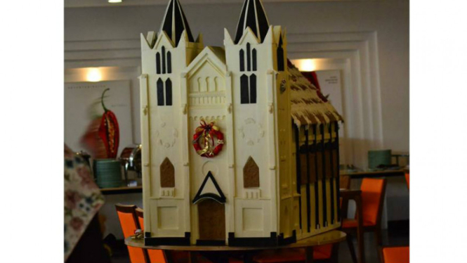 Miniatur Gereja Kayu Tangan terbuat dari cokelat di Malang