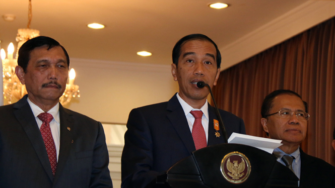 Presiden Joko Widodo didampingi Menko Polhukam Luhut Pandjaitan dan Menko Kemaritiman Rizal Ramli