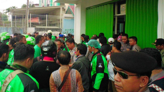 Ribuan Pengemudi Kepung Kantor Gojek Surabaya