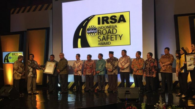 Para pemenang Road Safety Award (IRSA) 2015