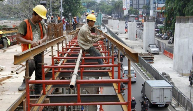 Pemerintah tengah genjot proyek-proyek infrastruktur, seperti jalan layang di Jakarta ini.