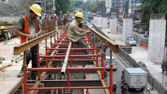 Para pekerja sibuk di suatu lokasi proyek infrastruktur di Jakarta beberapa waktu lalu. 