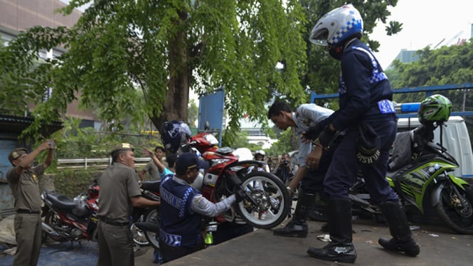 Petugas Gabungan Razia Parkir Liar