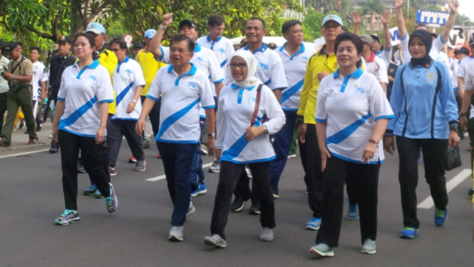 Jalan sehat secara rutin merupakan kegiatan yang dianjurkan oleh pakar medis.