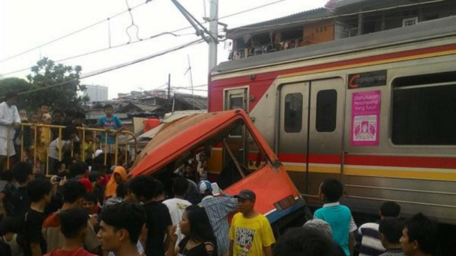 Kereta api tabrak Metromini di Muara Angke
