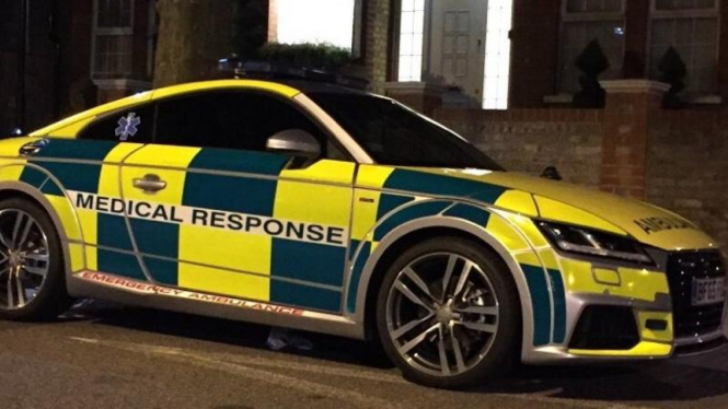 Audi TT yang diubah tampilannya menjadi mobil ambulans.