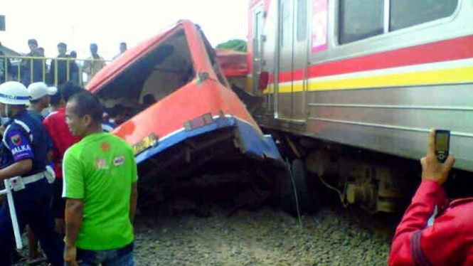 Kecelakaan commuter line tabrak metro mini di Angke, Jakarta Utara.