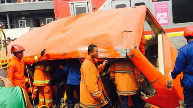 Petugas damkar evakuasi korban tabrakan KRL dan metro mini di Angke, Jakut