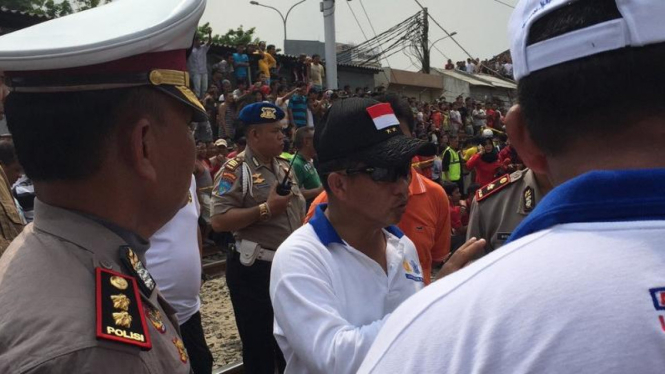 Kapolda Metro Jaya, Irjen Tito Karnavian, mengunjungi lokasi kecelakaan kereta.