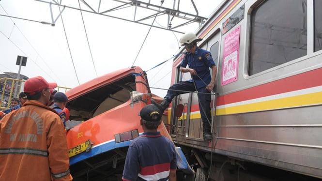 Metromini ditabrak Commuterline di Tubagus Angke