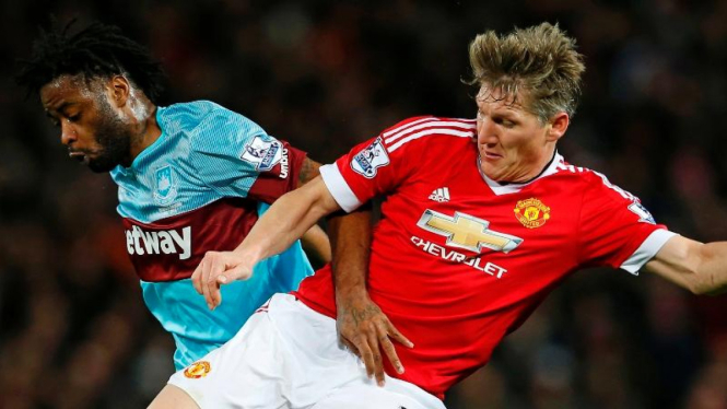 Pemain Manchester United, Bastian Schweinsteiger (kanan)