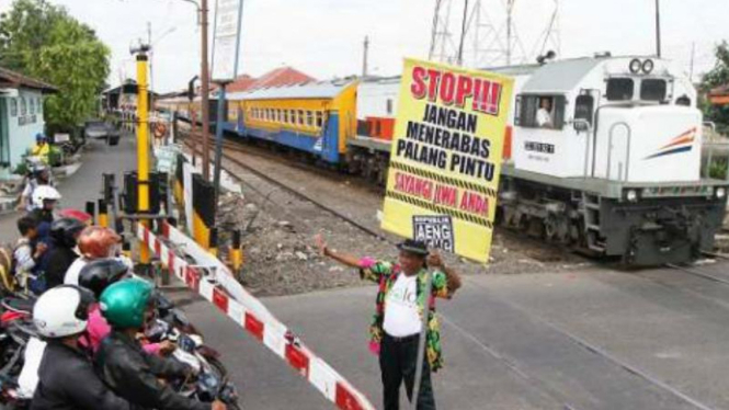 Imbauan jangan menerobos perlintasan kereta.