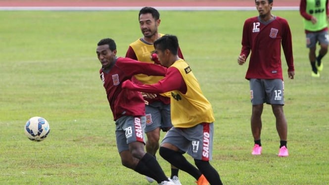  Pemain Pusamania Borneo FC berlatih.