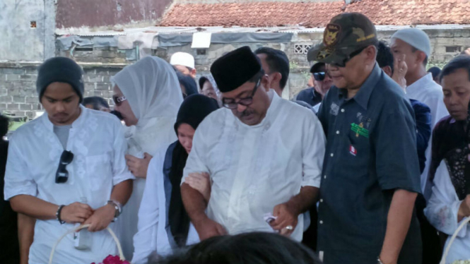 Rano Karno di Pemakaman Ibunda