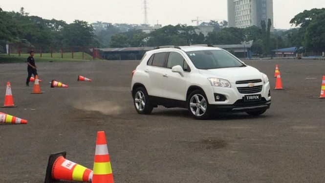 Menjajal Chevrolet Trax di Sirkuit Sentul.