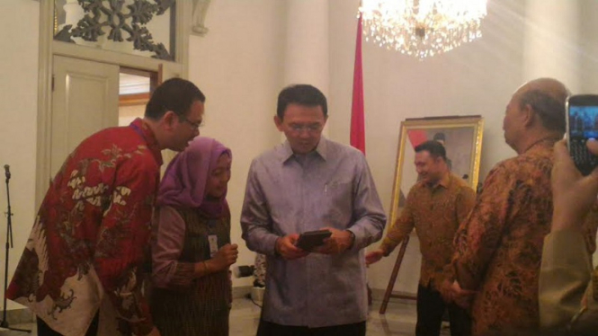 Gubernur DKI Jakarta, Basuki Tjahaja Purnama alias Ahok (tengah)