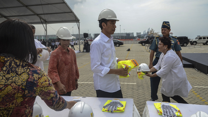 Presiden Jokowi Tinjau Kapal Pembangkit Listrik