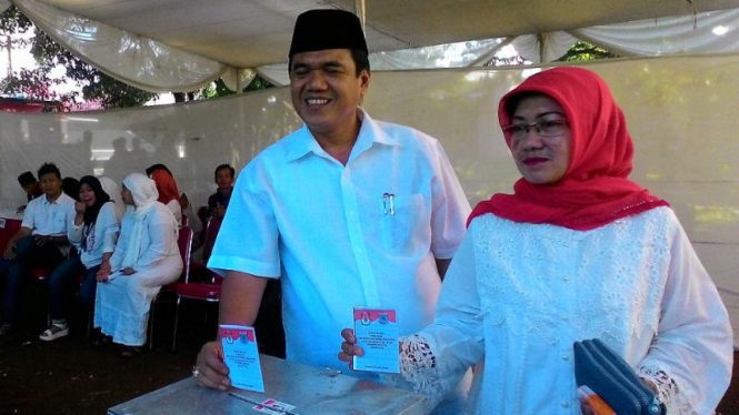 Calon Walikota Tangerang Selatan (Tangsel) Arsid mencoblos di TPS 31