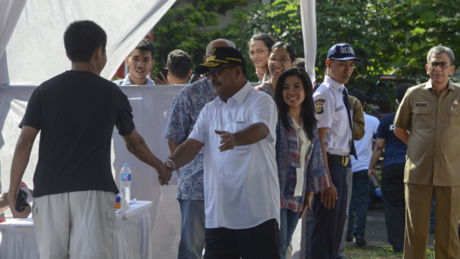 Gubernur Banten Rano Karno Tinaju TPS Airin