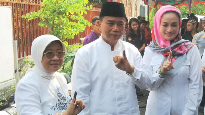 Pasangan calon walikota Surabaya Rasiyo-Lucy Kurniasari 