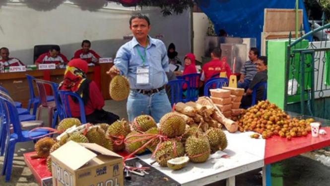 Mencoblos Gratis Durian di TPS Ini