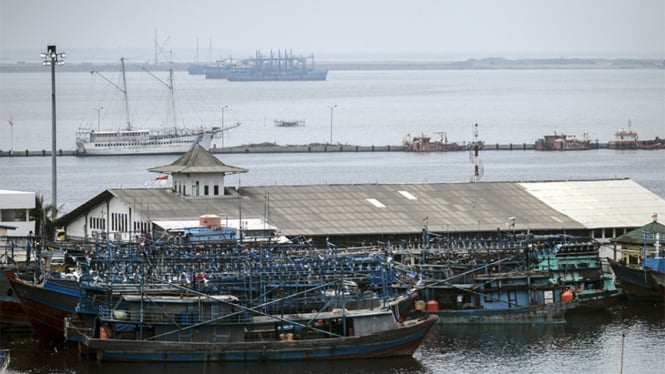 Sebuah kapal yang sedang mengerjakan proyek reklamasi Teluk Jakarta di kawasan Pluit, Jakarta