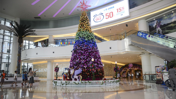 Suasana Natal di pusat perbelanjaan di Jakarta Utara.
