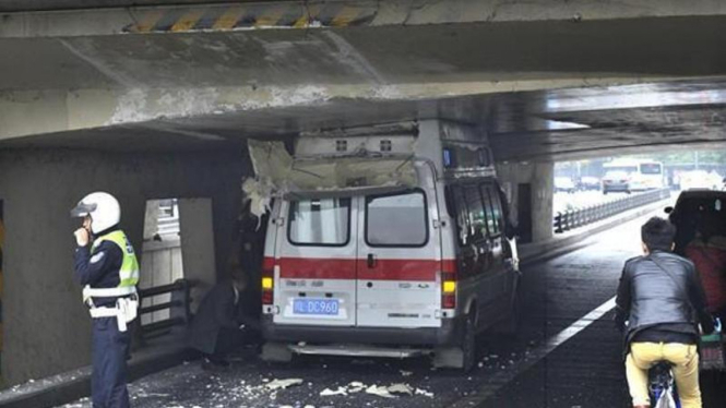 Ambulans nyangkut di kolong jembatan.