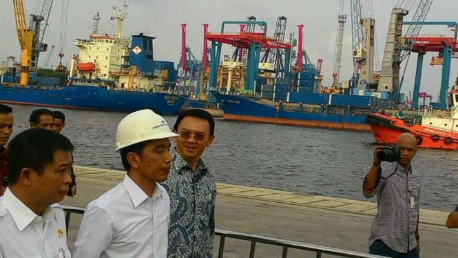 Gubernur DKI Jakarta, Basuki Tjahaja Purnama, menemani Presiden Joko Widodo menyambut kedatangan kapal ternak pengangkut sapi di Pelabuhan Tanjung Priok, Jakarta