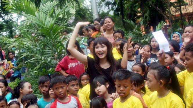 Alena WU dan 200 anak asuh