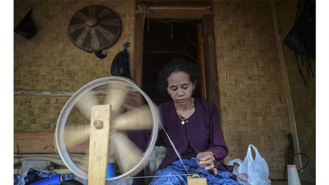 Mengintip pembuatan tenun suku Baduy