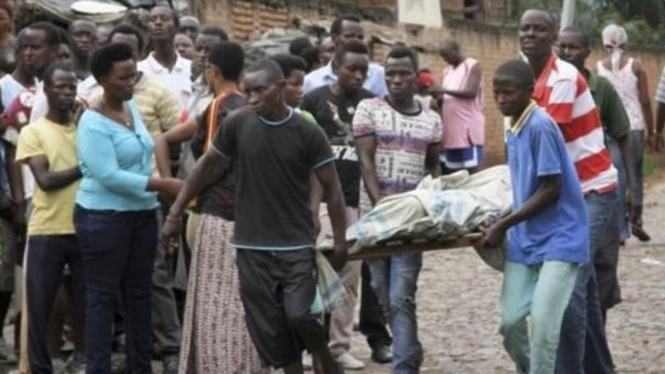 Warga mengangkut mayat penyerangan di Burundi.