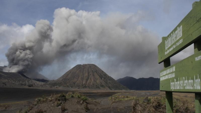 Gunung Bromo erupsi