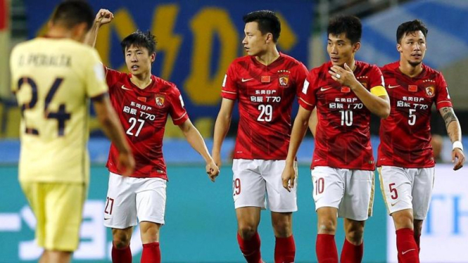 Para pemain Guangzhou Evergrande merayakan gol