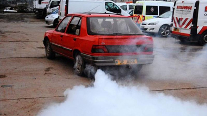 Mobil yang bisa mengeluarkan asap pengecoh.