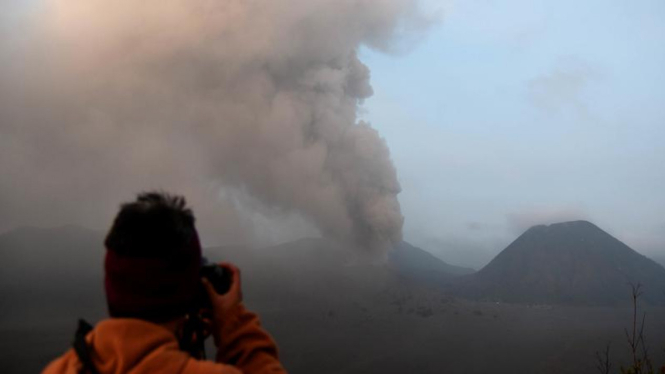 Gunung Bromo erupsi