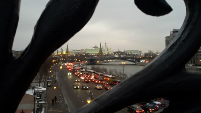 Pemandangan Kota Moskow dari atas jembatan pada sore hari.
