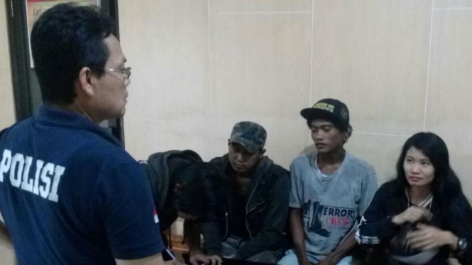 Kasir Cantik Bergabung Komunitas Punk Berulah di Jalan