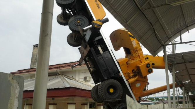 Mobil crane yang roboh di Rumah Sakit Palembang